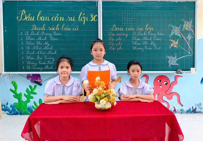 Tôi tổ chức bầu ban cán sự lớp công bằng và dân chủ để phát huy vai trò của các em